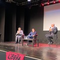 Sala gremita ad Andria per Ranucci:  "Il ritorno della casta " scuote l'auditorium  "Mons. Di Donna "