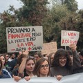 Andria non ci sta: in migliaia in piazza contro il carovita. Unità, rabbia e serrande abbassate