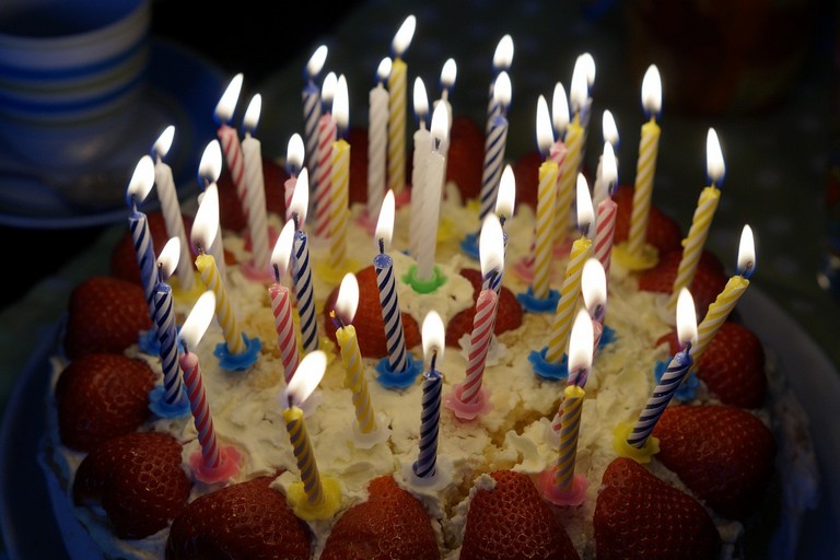 Torta di compleanno con 100 candeline
