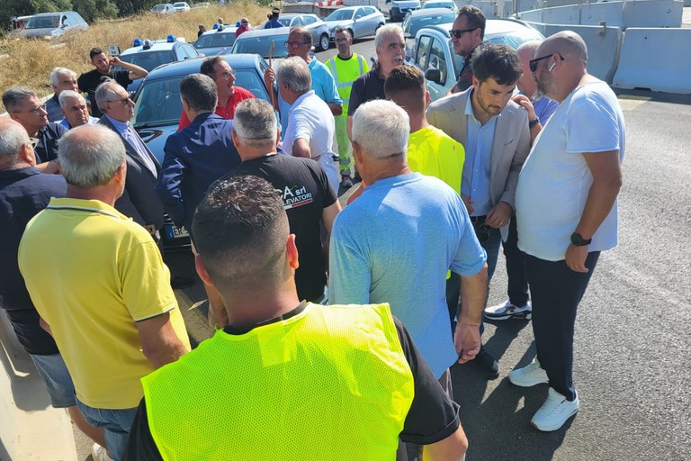 Interrotti i lavori di chiusura del bivio per Montegrosso