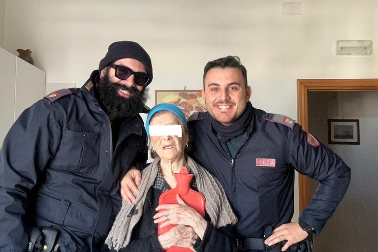 Intervento umanitario agenti di una Volante del 113 ad Andria
