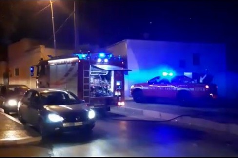Bruciano sterpaglie a San Valentino intervento dei Vigili del Fuoco JPG