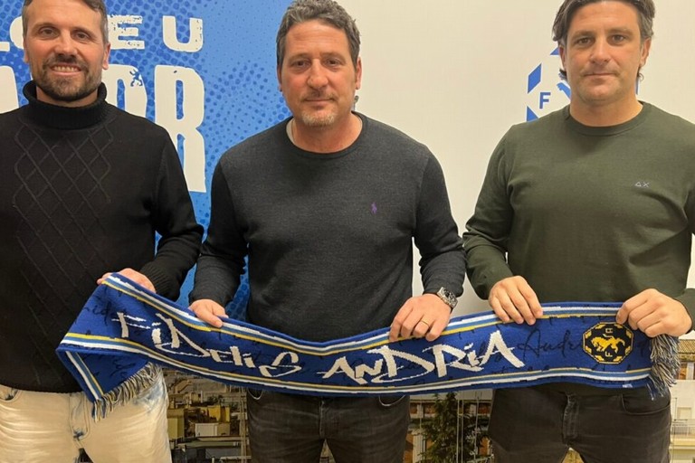 Bruno Trocini al centro nuovo allenatore della Fidelis Andria