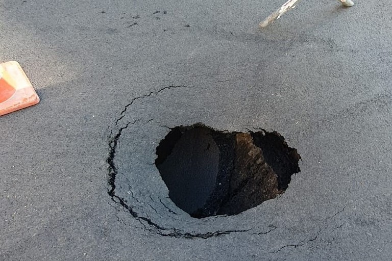 buca al centro dell’incrocio tra via Barletta e viale Venezia Giulia