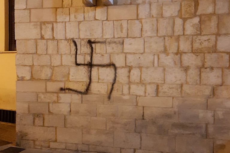 svastica disegnata presso il muro della chiesa Cattedrale