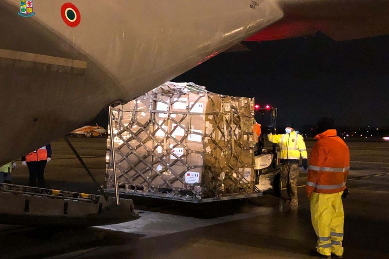 arrivo materiale sanitario con aereo Aeronautica militare