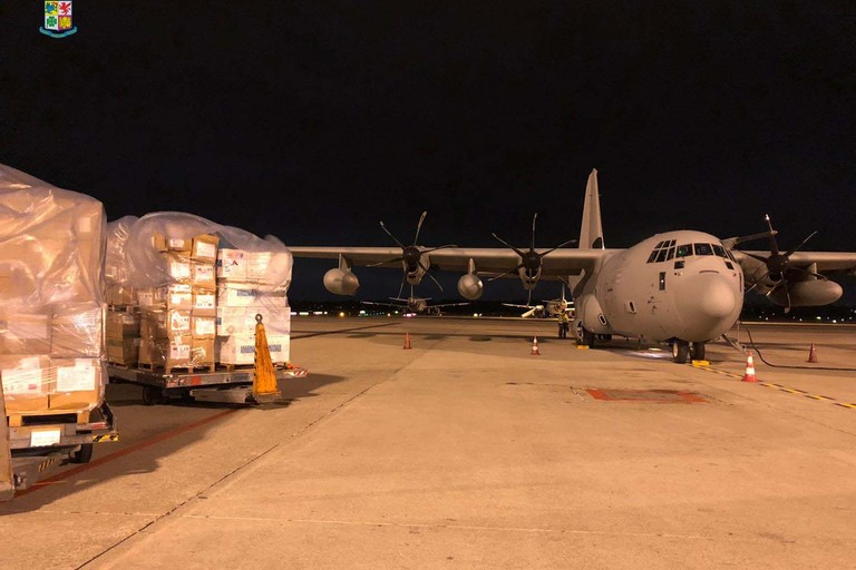 arrivo materiale sanitario con aereo Aeronautica militare