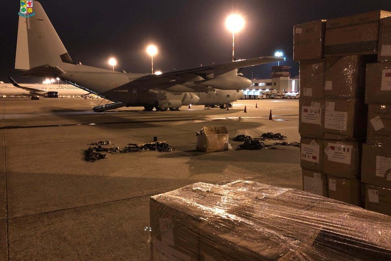 arrivo materiale sanitario con aereo Aeronautica militare