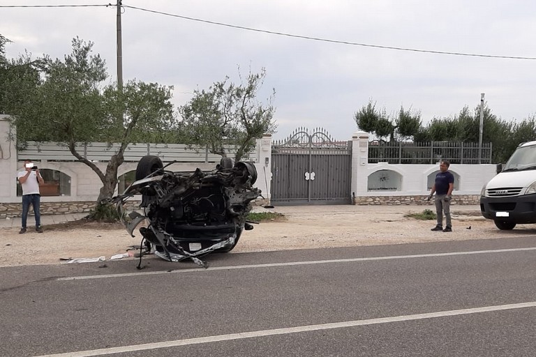 Auto ribaltata sulla strada per Castel del Monte