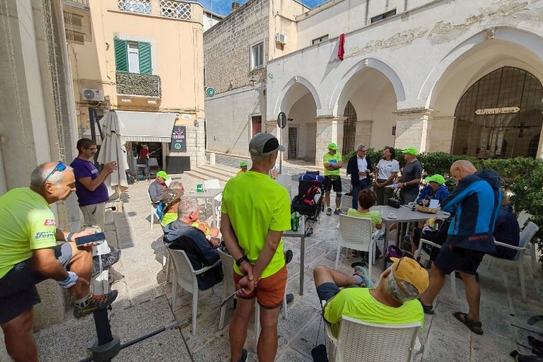 Pellegrini lungo la Via Francigena del Sud