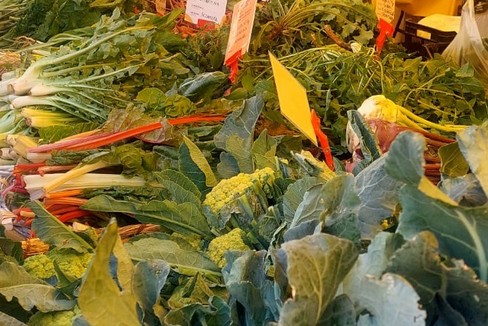 ai mercati arrivano le tardizie come melanzane e pomodori