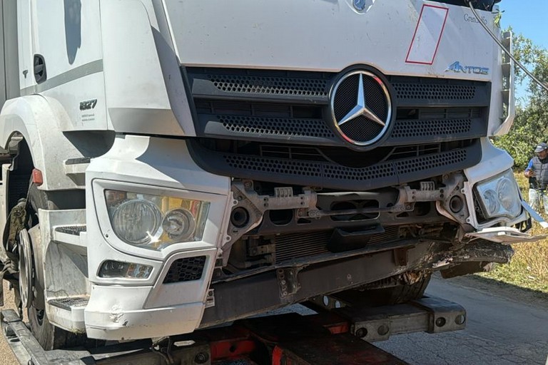 Fuori strada un camion sull'Andria Bisceglie
