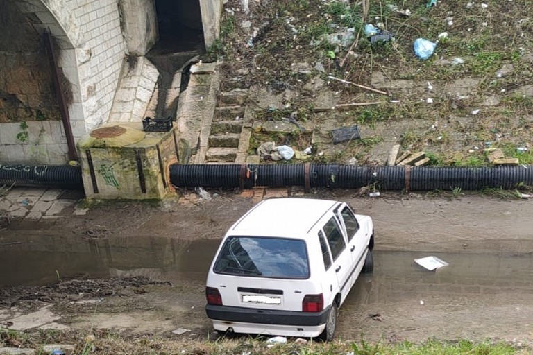 Auto rubata abbandonata nel canalone ad Andria