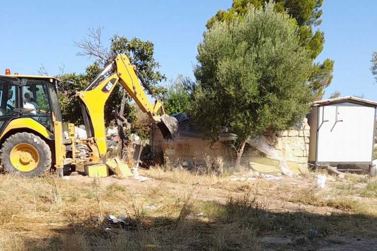Demoliti capannoni e ripulita area dismessa