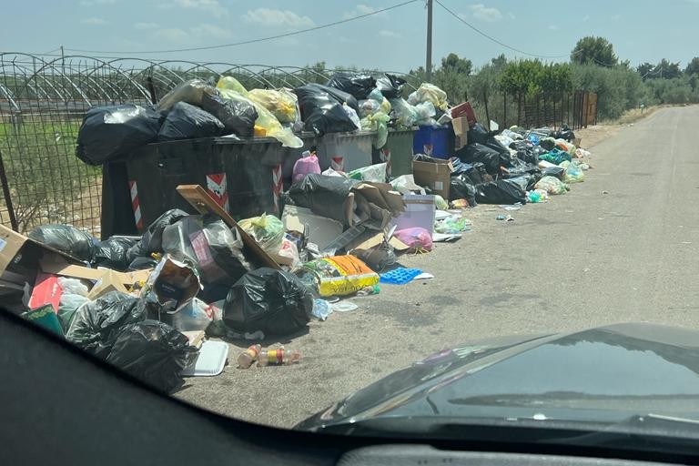 cumuli di rifiuti in contrada Lama di Carro