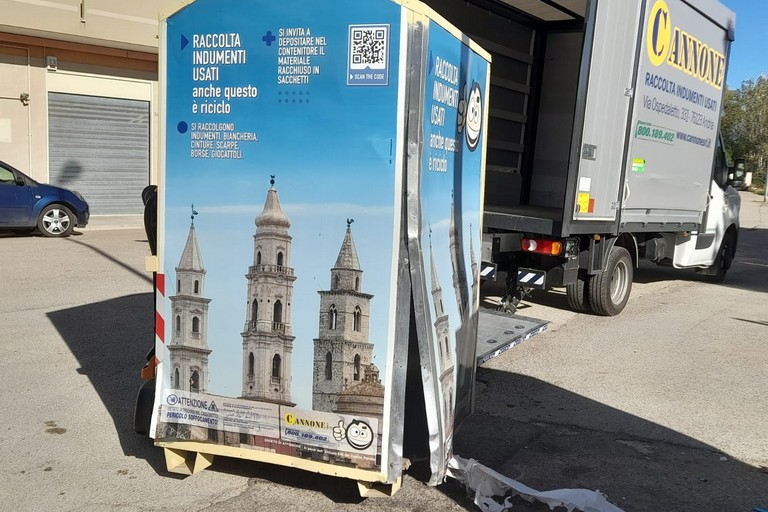 Esplode cassonetto per bomba carta in via Paganini