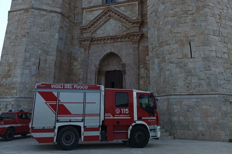 Castel del Monte circondato dalla fiamme: i Vigili de fuoco cinturano tutta la zona