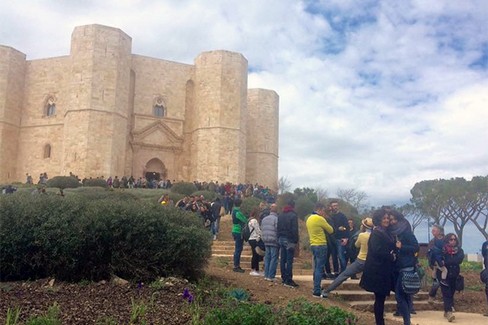 castel del monte coda immensa turisti