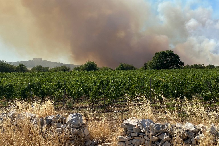 incendio intorno a Castel del Monte