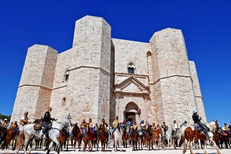 Da Castel del Monte, a cavallo per i parchi