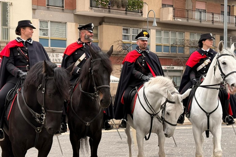 Sfilano per Andria le Carabiniere a cavallo