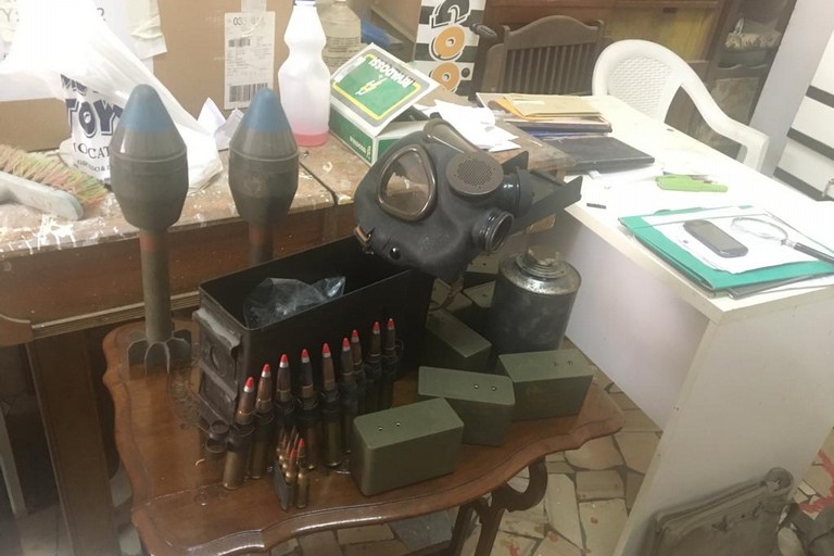 Pulisce ripostiglio e trova esplosivi e munizioni da guerra