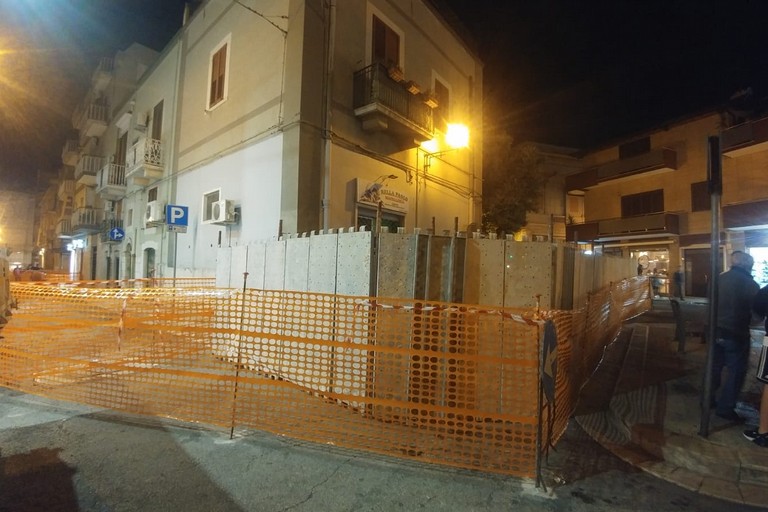 Caduta calcinacci in via Pisani, chiusa totalmente la strada al traffico
