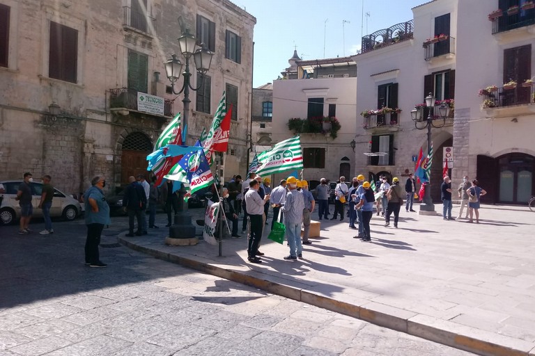 Cgil, Cisl e Uil avanti alla Prefettura