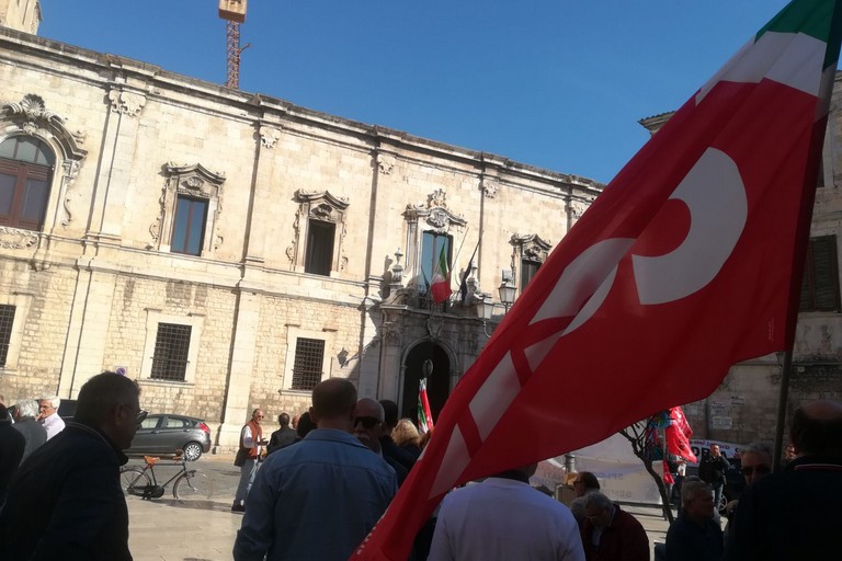 Cgil Bat davanti alla Prefettura