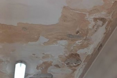 Cadono calcinacci dal soffitto di una cappella cimiteriale di Andria