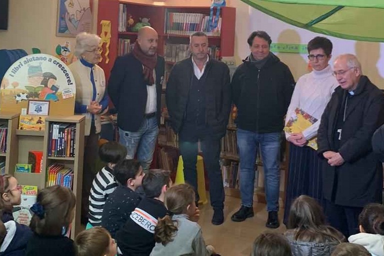 Amici per la vita consegnano libri alla biblioteca diocesana