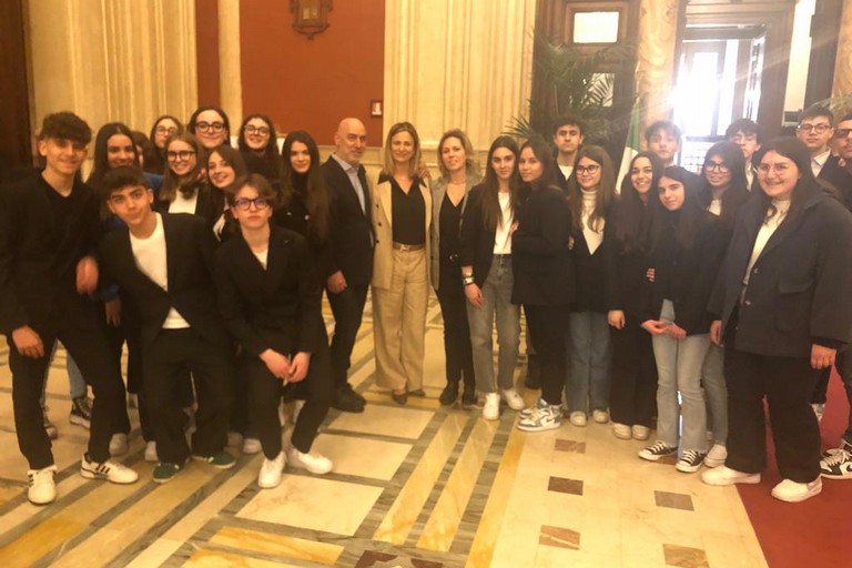 classi istituto carafa in visita a Palazzo Montecitorio a Roma con On Matera