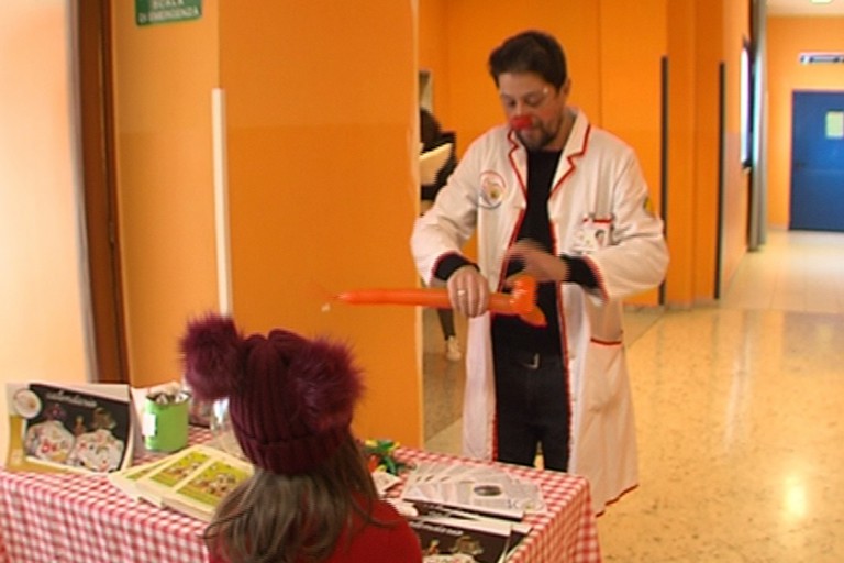 Clowndottori in corsia al Bonomo