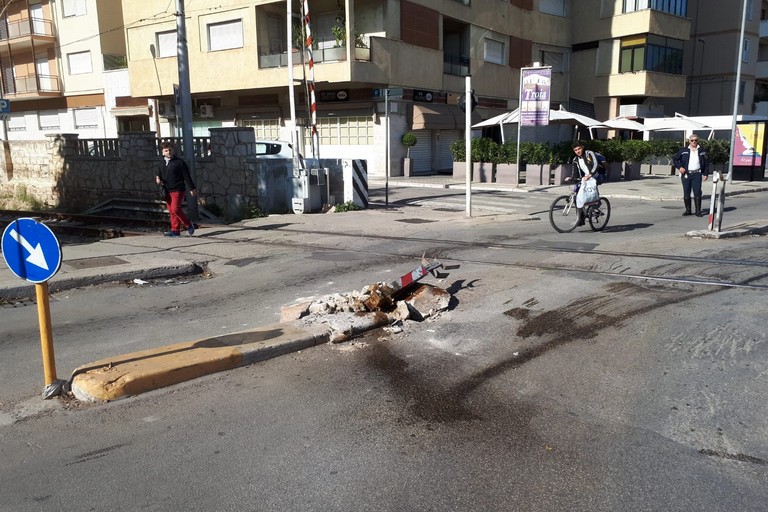 distrutte le colonnine di supporto alle sbarre ferroviarie di viale Gramsci