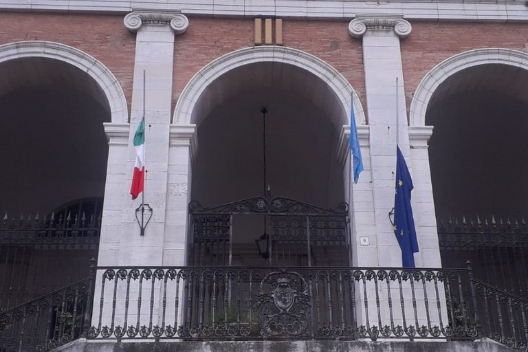 Bandiere a mezz'asta al Comune di Andria
