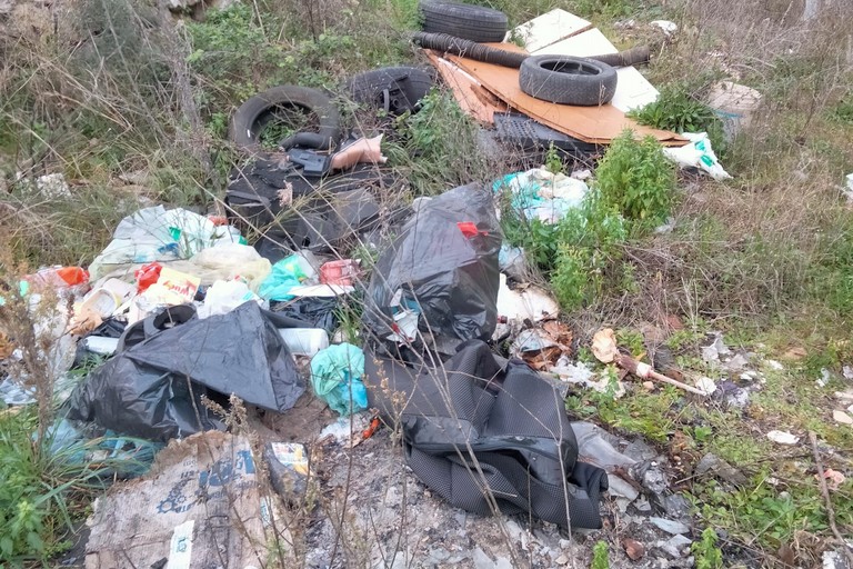 comune avvia raccolta rifiuti discariche sparse