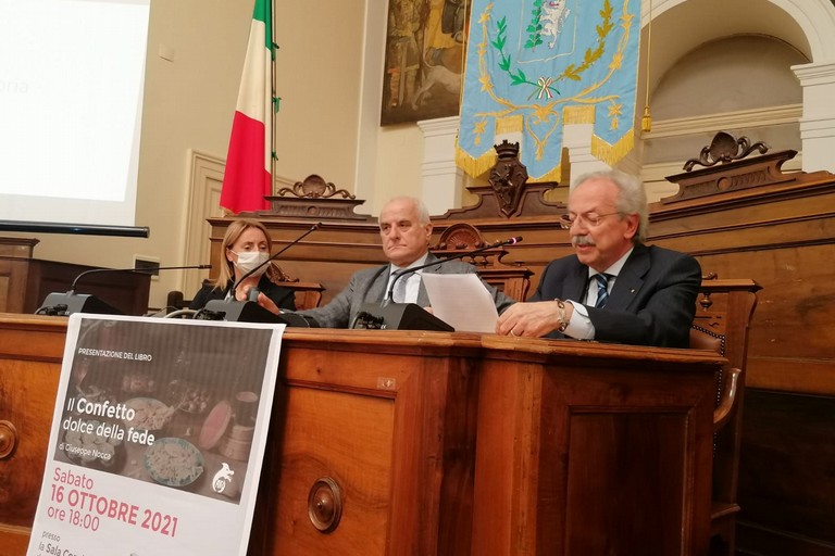 Presentato a Palazzo di Città il libro “Il Confetto dolce della fede” di Giuseppe Nocca