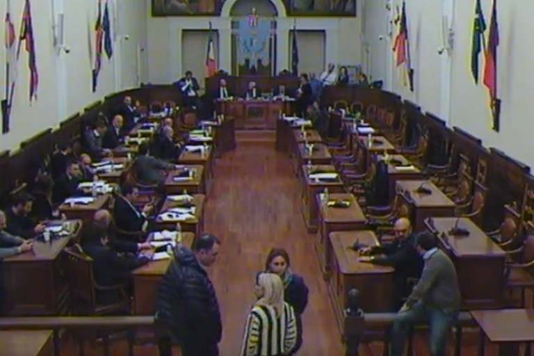 Consiglio comunale senza apposizione