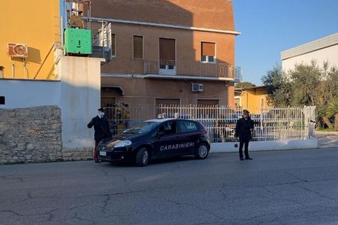 controlli dei carabinieri su disposizioni anti coronavirus