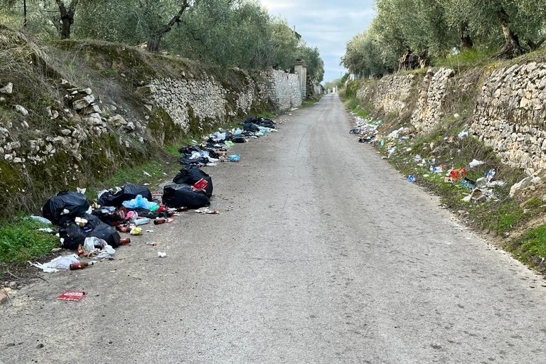 Contrada Coppe: rifiuti di ogni genere