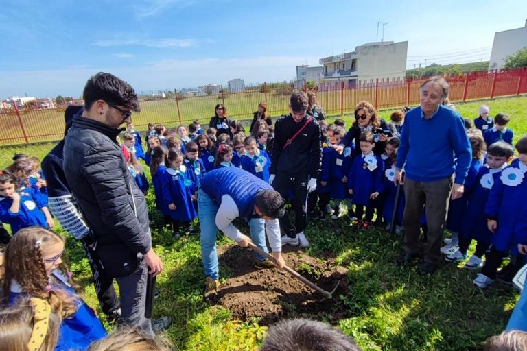 laboratorio di piantumazione di alberi e di ortaggi al plesso di
