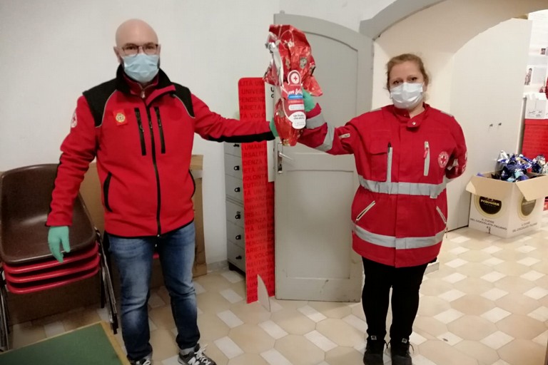 doni pasquali offerti dalla Croce Rossa