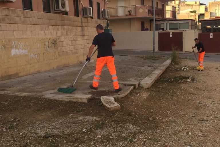 Via Fornaci: interventi di pulizia su aree adibite a parcheggi