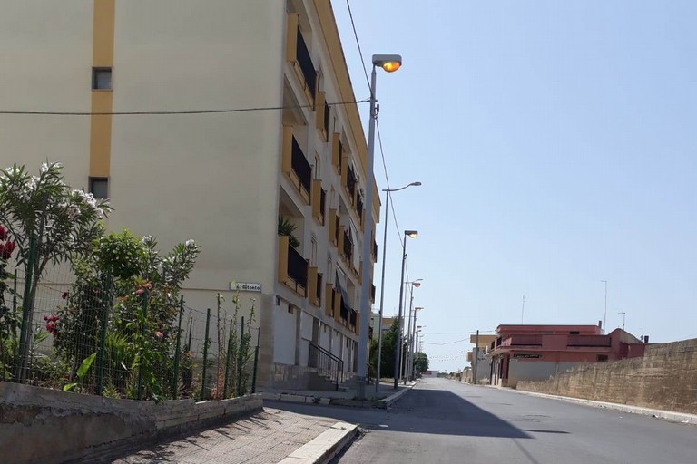 luci accese di giorno al quartiere di San Valentino