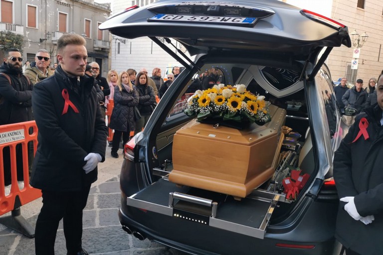 Campane a morto in piazza Duomo accolgono la salma di Vincenza Angrisano
