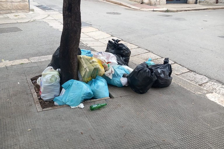 In via Annunziata prosegue la saga dei rifiuti abbandonati