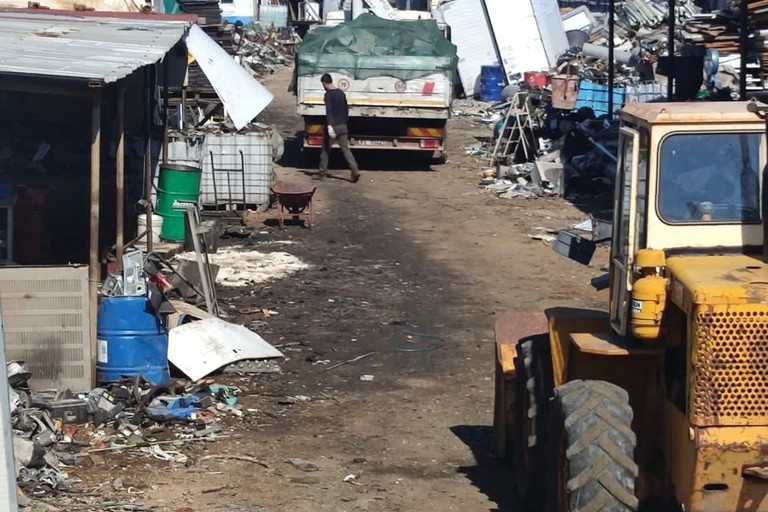 fabbricato adibito ad attività illecita di gestione dei rifiuti e discarica