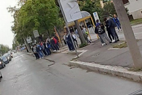assembramenti ad Andria davanti all'industriale