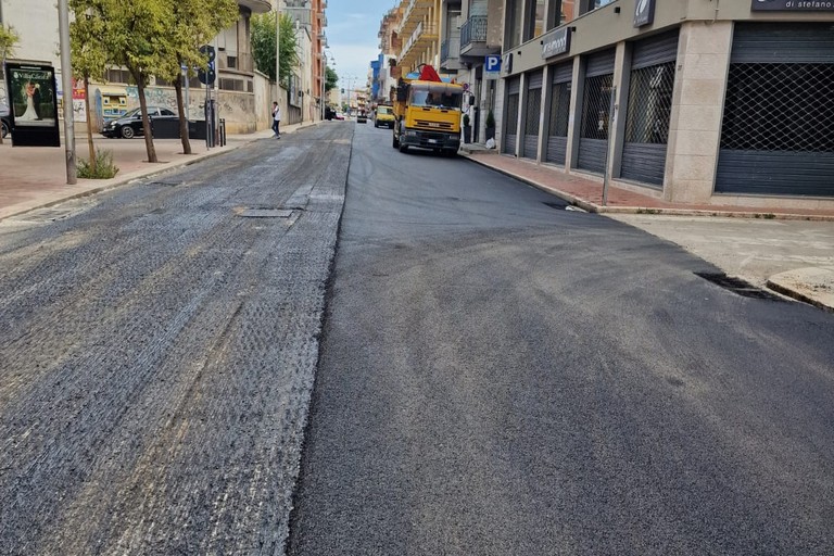 rifatto l'asfalto di via Duca di Genova