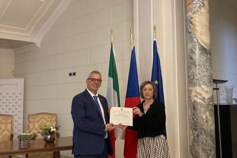 Il neo console Riccardo Di Matteo con l'Ambasciatore Hana Hubáčková